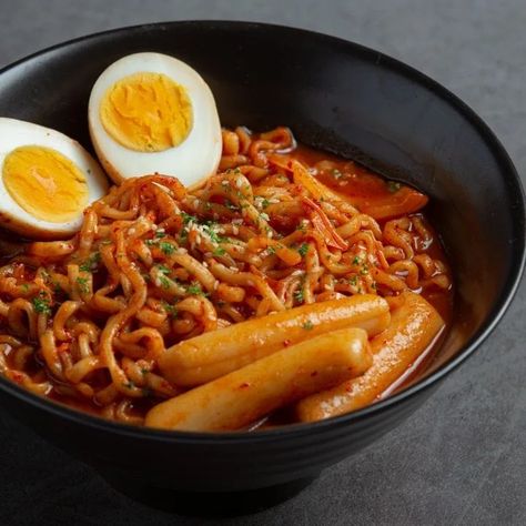 Buldak Samyang Noodles, Homemade Buldak Ramen, Food Spicy Noodles, Buldak Ramen Noodle Recipes, Pink Buldak Ramen, Buldak Noodles Aesthetic, Spicy Ramen Aesthetic, Buldak Aesthetic, Samyang Ramen Aesthetic