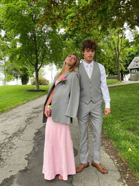 Couples Prom, Prom Photography Poses, Couple Prom, Homecoming Poses, Prom Pictures Couples, Prom Picture Poses, Miss Americana, Dance Picture Poses, Prom Photoshoot