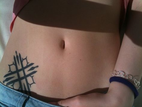 Vampire Neck Tattoo, Cool Stomach Tattoos, Vampire Knight Tattoo, Stomach Tattoo Designs, Hunter Symbol, Cross Academy, Manga Vampire, Tummy Tattoo, Zero Kiryu