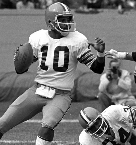 The first black starting quarterback for each NFL team — and how long he lasted Hbcu Football, Nfl Browns, Cleveland Browns History, Geno Smith, Cleveland Browns Football, San Francisco 49ers Football, Minnesota Vikings Football, Nfl Football Players, Jim Brown