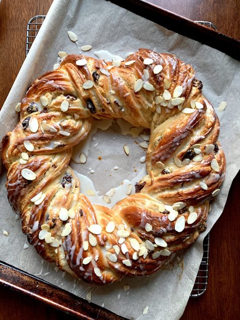 Cinnamon Bread Wreath, Christmas Sweet Bread Wreath, Wreath Pastry, Christmas Wreath Bread, Christmas Wreath Recipe, Christmas Bread Recipes, Christmas Morning Traditions, Dessert Favorites, Christmas Pastry