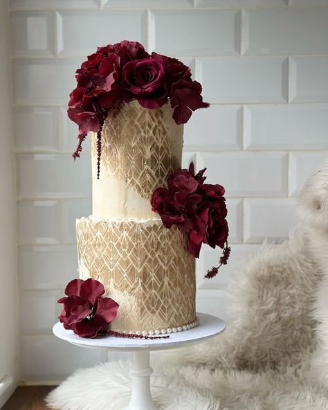 Burgundy Wedding Cake 2 Tier, Burgundy And Champagne Wedding Cake, Burgundy And Gold Cake, Two Tier Cakes, Foto Engagement, Burgundy Cake, Wedding Cakes Maroon, Glamorous Wedding Cakes, Champagne Wedding Cakes