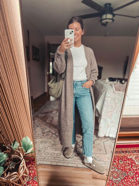 Girl standing in front of mirror taking selfie of outfit— long cardigan, jeans, birkenstock boston clogs. Hair is pinned in a claw clip. Clog And Dress Outfit, Fall Duster Outfit, Grey Duster Cardigan Outfit, Long Cardigan Leggings Outfit, Winter Birkenstock Clog Outfit, Business Casual Clogs Outfit, Plus Size Clogs Outfit, Birkenstock Clogs Outfit Plus Size, Teacher Tennis Shoes Outfit