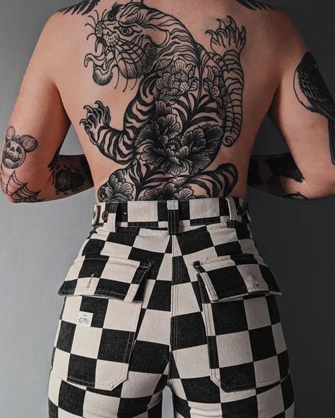 Traditional Back Tattoo, Aesthetic Tattoo Ideas, Backpiece Tattoo, 15 Aesthetic, Back Piece Tattoo, Full Back Tattoos, Small Pretty Tattoos, Pieces Tattoo, Small Hand Tattoos