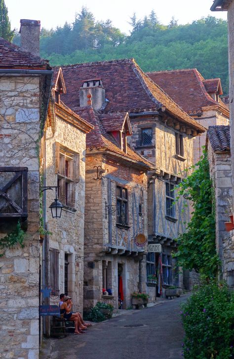 saint-cirq-lapopie, midi-pyrenees, france | villages and towns in europe + travel destinations #wanderlust Quaint Village Aesthetic, Pyrenees France, European Village, French Village, Mountain Village, French Countryside, Life Moments, Village Houses, Beautiful Mountains