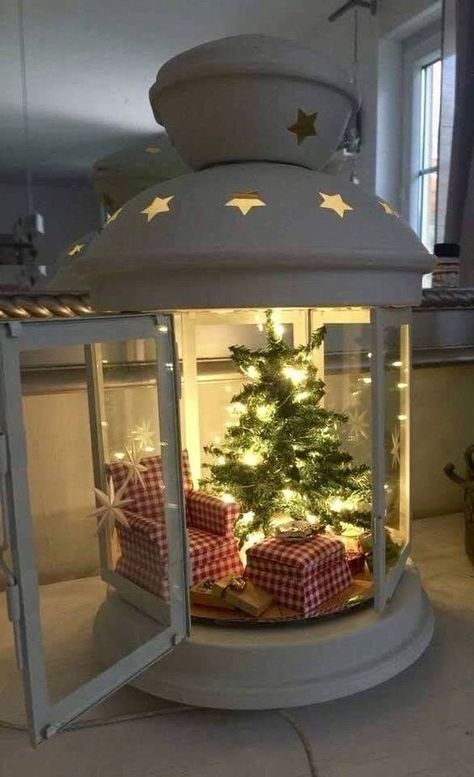 Christmas In Heaven Lantern Diy, Christmas Lantern Decor Ideas, Christmas Lantern Ideas, Christmas In Heaven Lantern, Lantern Christmas Decor, Diy Jul, Lantern Ideas, Christmas Lantern, Front Porch Christmas Decor Ideas