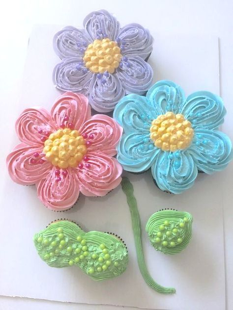 21 Pull Apart Cupcake Cake Ideas | Pretty My Party Easter Cupcake Cakes Pull Apart, Cupcake Cakes Birthday, Simple Flower Cake, Flower Cupcake Cake, Cupcake Torte, Cupcakes Simple, Pull Apart Cupcake, Cupcakes Flores, Pull Aparts