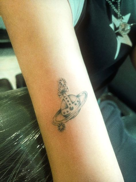 Vividness Westwood Tattoo, Vividness Westwood, Vivienne Westwood Tattoo, Nana Tattoo, Stick And Poke, First Tattoo, Mini Tattoos, Vivienne Westwood, Art Inspo