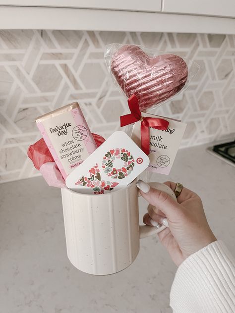 Gift For Teacher Coworker, Valentines Gift Basket, Small Valentines Gifts, Gift Ideas Valentines Day, Friend Valentine Gifts, Valentine's Day Treats, Valentines Day Gifts For Friends, Teacher Holiday Gifts, Valentines Day Baskets