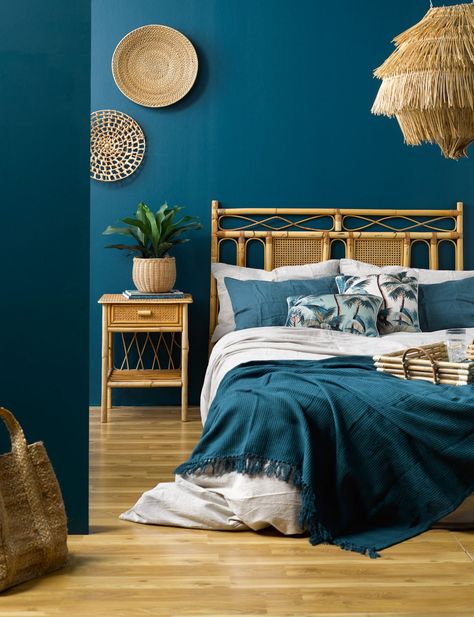 Teal And Wood Bedroom, Teal Bedroom Ideas For Adults, Blue Bedroom Accent Wall, Tropical Bedroom Decor, Bedroom Theme, Bedroom Color Combination, Teal Bedroom, Tropical Bedrooms, Teal Walls