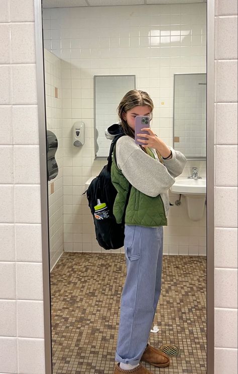 Basic Outfits College, Outfits For Plays, Geanola Girl Outfit, Granola Fall Outfits Casual, Fall Surfer Outfits, Back To School Granola Outfits, Granola Rainy Day Outfit, Gronola Girl Aesthetic Outfits, Gronola Girl Outfits Winter