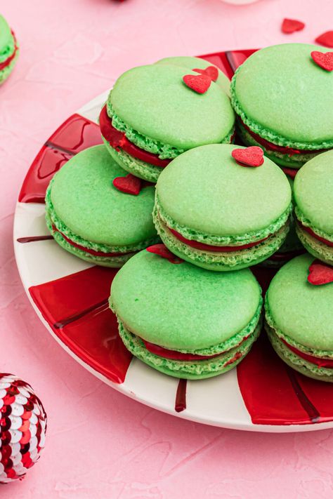 Whoville Desserts, Grinch Desserts Ideas, Christmas Macarons Recipe, Grinch Macarons, Christmas Bakery Ideas, Christmas Macaron Recipe, Grinch Dessert Ideas, Grinch Desserts, Grinch Movie Night