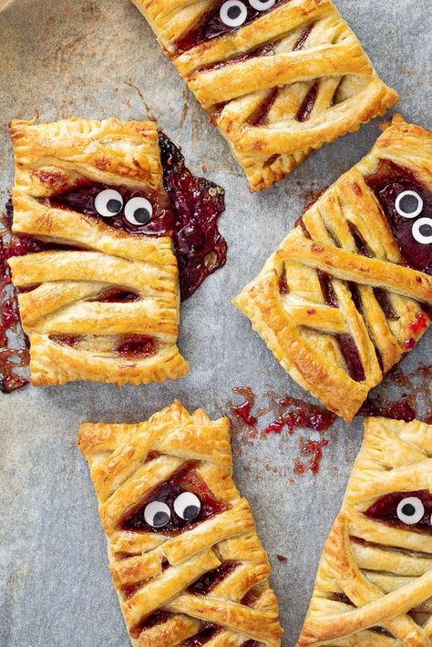 Berry Hand Pies, October Recipes, Menu Halloween, Dessert Halloween, Halloween Foods, Hand Pie Recipes, Peach Recipes, Halloween Dessert, Fall Faves