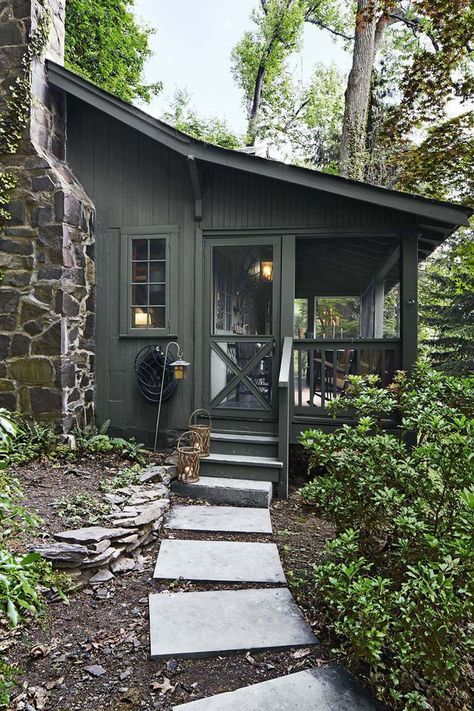 Mountain House Exterior, Green House Exterior, Green Cabin, Secluded Cabin, Cabin Exterior, Haus Am See, A Small House, Cottage Exterior, Casa Exterior