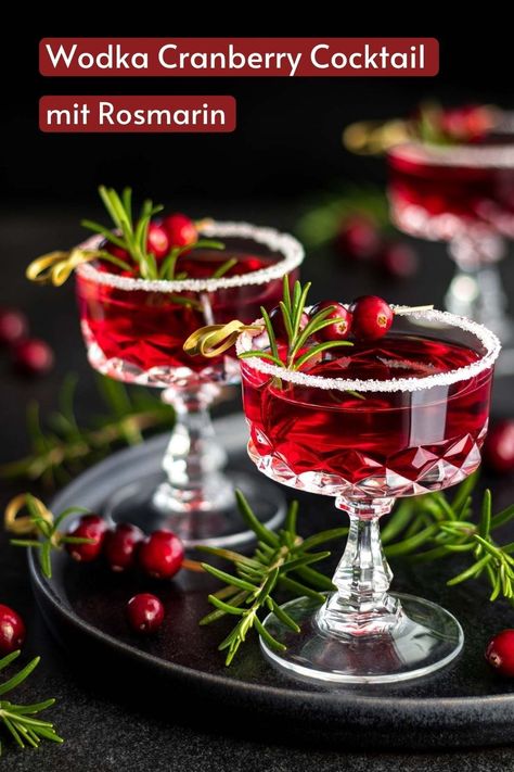 Wer schon mal einen Wodka Cranberry in einer Bar bestellt hat, der hat vermutlich auch nur genau das bekommen: Wodka mit Cranberry-Nektar. Dieser Wodka Cranberry Cocktail mit Rosmarin hebt sich von der klassischen Variante durch die süße Note der frischen Orange, der Säure der Limette und natürlich dem würzigen Hauch des Rosmarins ab. Die Zubereitung des Cocktails ist, wie üblich für Drinks, ganz simpel und außerdem lässt er sich nach Belieben als Longdrink oder auch als Aperitif servieren. Weihnachtlicher Cocktail, Cranberry Cocktail Recipe, Nye Dinner, Xmas Drinks, Easy Chicken Enchilada Recipe, Cranberry Drinks, Cocktail Juice, Orange Cocktails, Cranberry Cocktail