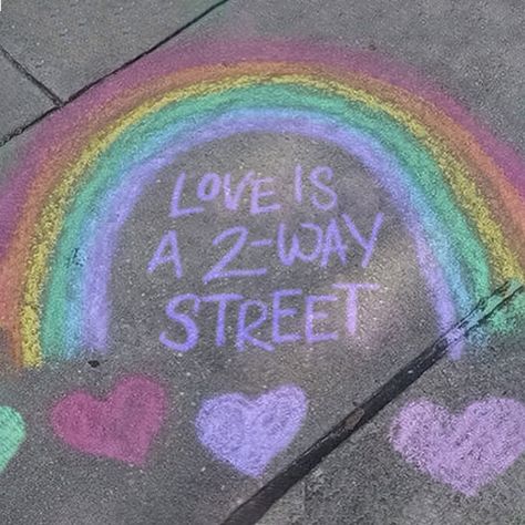 Hair Rainbow, Good Vibes Quotes, New York Graffiti, Sidewalk Chalk Art, Sidewalk Art, Video Love, Arte Alien, Vibe Quote, Banksy Graffiti