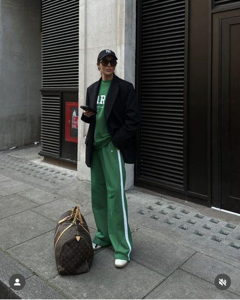 White Track Pants Outfit, Green Track Pants Outfit, Casual Green Outfit, Dark Green Outfit, Green Outfit Aesthetic, Adidas Track Pants Outfit, Green Outfit Ideas, Emerald Green Prom, Outfit Ideas Grunge