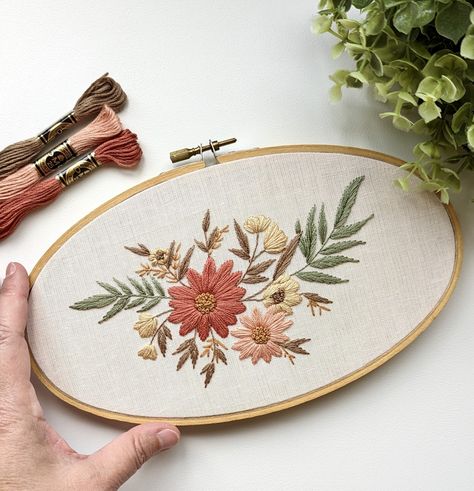 Embroidery Hoop Illustration, Floral Bouquet Embroidery, Oval Embroidery, Bouquet Embroidery, Embroidery Modern, Embroidery Stitches Beginner, Oval Picture Frames, Embroidery Hoop Wall, Framed Embroidery