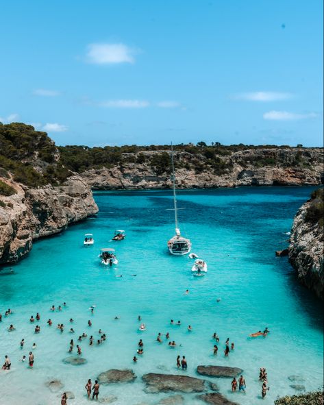 Cal des Moro cove beach in Mallorca Spai Beach In Spain, Spanish Islands, Amazing Beaches, The Cove, Mallorca Spain, Tide Pools, Paradise On Earth, Majorca, A Lot Of People