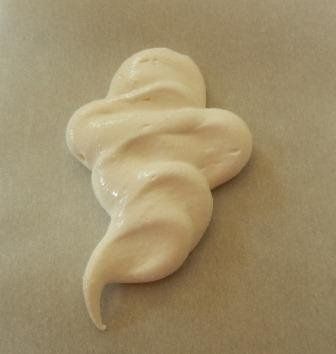 Merangue Recipe Ghosts, Meringue Ghost Cookies, Meringue Ghosts Recipe, Merengue Ghosts, Halloween Merengue, Halloween Meringue Cookies, Halloween Meringues, Meringue Halloween, Ghost Meringue