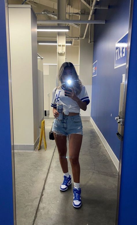 Family Party Outfit Summer, Women Baseball Outfit, Football Sunday Outfit, Baseball Jersey Outfit Women, Dodgers Outfit, Baseball Jersey Outfit, Braves Game, Ny Outfits, Game Outfit