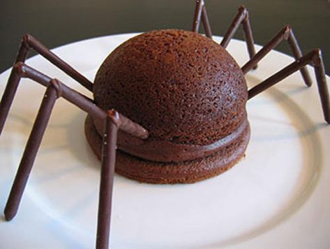 spider cakes | HOWTO Make a spider-cake with Pocky legs - Boing Boing Spider Cakes, Itsy Bitsy Spider Birthday Party, Halloween Candy Crafts, Delicious Halloween Treats, Mario Birthday Cake, Spider Cake, Spider Cupcakes, Bolo Halloween, Halloween Party Appetizers