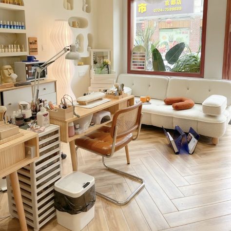 Retro Nail Studio, Nail Loft Ideas, Cozy Nail Salon, Nail Shop Interior Design, Private Nail Studio, Vintage Nail Salon, Small Nail Studio, Nail Tech Aesthetic Room, Boho Nail Salon