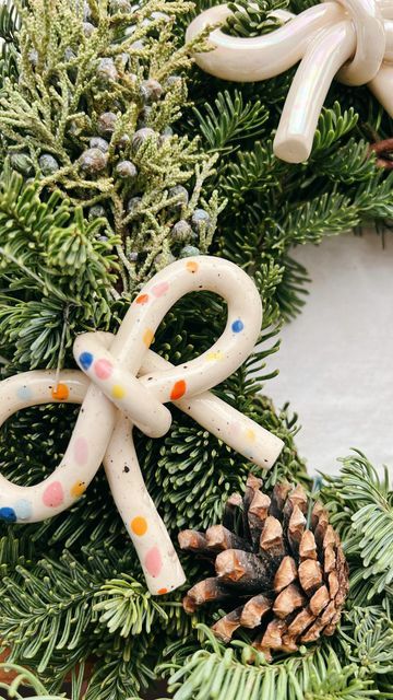 Christmas Pottery Decorations, Diy Ceramic Christmas Ornaments, Ceramic Christmas Wreath, Diy Ornaments Clay, Christmas Ornament Ceramic, Ceramic Christmas Ornaments Pottery, Handmade Ceramic Christmas Decorations, Diy Clay Christmas Decorations, Ceramics Christmas Ornaments