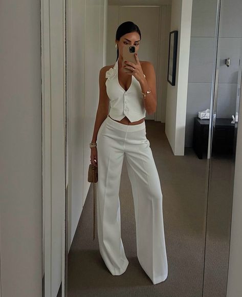 Classy Graduation Outfit, Classy Elegant Outfits, White Outfits For Women, White Party Outfit, Outfit Botas, Outfit Elegantes, White Pants Outfit, Party Outfits For Women, Looks Pinterest