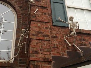 Skeletons Climbing Your House's Walls : 10 Steps (with Pictures) - Instructables Scary House, Scary Houses, Halloween Skeleton Decorations, Halloween Party Dinner, Budget Friendly Decor, Halloween Yard, Outdoor Decorations, House Wall, Halloween Skeletons