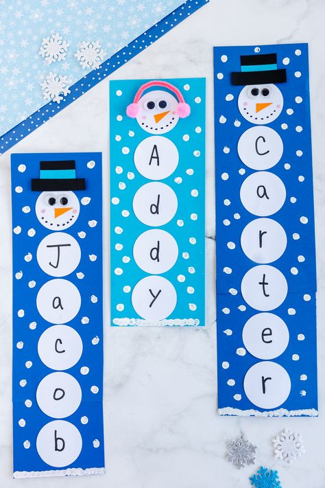 This Snowman Name Craft is such a fun and cute snowman craft! Kids of all ages will love to build their own paper snowman complete with their personalized name! Paper Snowman Craft For Kids, Winter Name Craft, Easy Snowman Crafts For Kids, Snowman Name, Snowman Crafts Preschool, Name Writing Activities, Name Snowman, Paper Snowman, Easy Winter Crafts