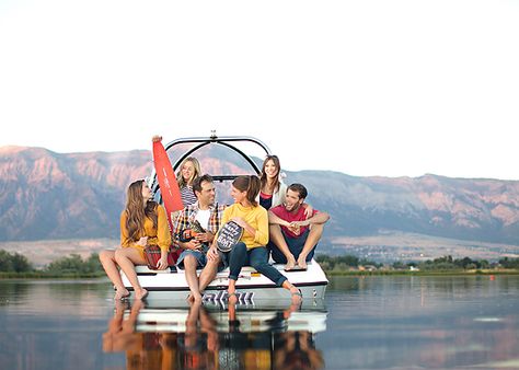 Family Pictures On A Boat, Family Photos On Boat, Family Boat Pictures, Lake Pics, Boat Photoshoot, Family Holiday Card, Outdoor Family Portraits, Family Boats, Family Holiday Cards