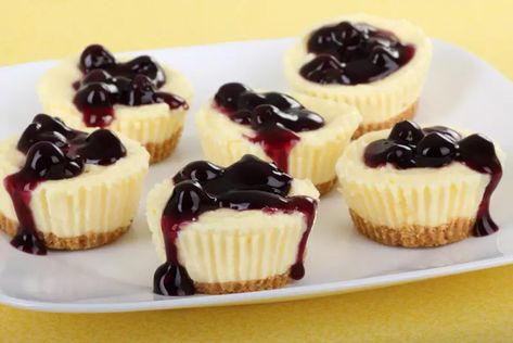 Cupcake Cheesecake, Cheesecake Cupcakes Recipe, Mini Strawberry Cheesecake, Blueberry Desserts Recipes, Delicious Cheesecake Recipes, Cheesecake Mini, Blueberry Sauce, Blueberry Desserts, Fruit Toppings