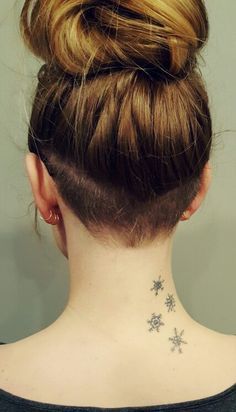 Shaving The Back Of Your Head Undercut, Undercut Nape Women, Nape Undercut Women, Different Undercut Styles, V Undercut Women, Nape Undercut Long Hair, Undercuts For Girls, Undercut Hairstyles Women Medium Length, Small Undercut Nape