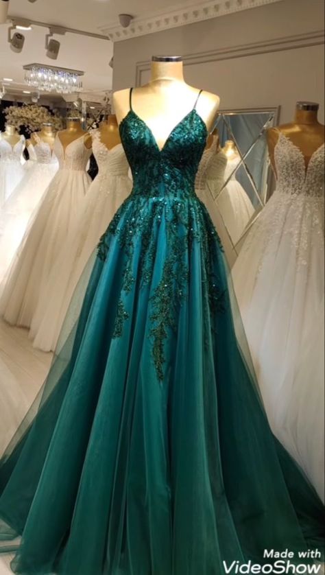 Dark Green Prom Dress, Green Ball Gown, Emerald Green Prom Dress, Prom Inspiration, Evelyn Hugo, Prom Dress Inspo, Deb Dresses, Verde Smeraldo, Classy Prom Dresses