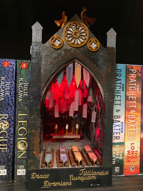 Hogwarts Book Nook, Harry Potter Nook Book, Disney Book Nook, Game Of Thrones Book Nook, Book Nook Shelf Insert Diy Harry Potter, Harry Potter Creative Ideas, Book Nook Craft, Harry Potter Book Nook Diy, Booknook Harry Potter