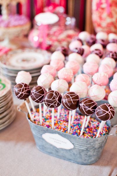 Cute way to display cake pops -- bucket filled with sprinkles. -- use dried beans and then a top layer of sprinkles Cake Pop Displays, Cake Ball, Bar A Bonbon, Map Wedding, Torte Cupcake, Sonoma Wedding, Oreo Pops, Cake Photography, Heart Cake