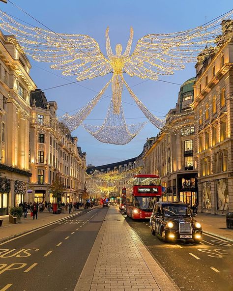 VisitEngland en X: "A final look at the beautiful angels of Regent Street!! ❤️✨🎄 📸: @aleks_london_diary https://t.co/b2ebMw2NJs" / X London Life Aesthetic, London City View, England Aesthetic, London Dreams, Beautiful Angels, Regent Street, London Baby, London Aesthetic, London Christmas