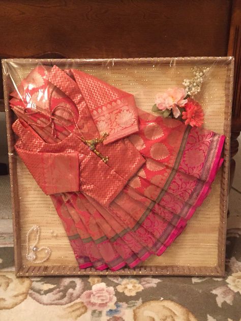 Saree dala for Bengali bride's engagement. More Saree Dala Decoration, Bengali Wedding Totto, Bengali Wedding Gift Tray, Bengali Wedding Tray Decoration, Saree Tray Decoration Ideas, Tatwa Decoration Bengali, Biyer Totto Decoration, Saree Packing For Wedding, Tatta Decoration Bengali