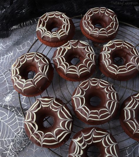 Chocolate Spiderweb Donuts Chocolate Spider Web, Dunkin' Donuts, Orange Loaf Cake, Chocolate Spiders, Donut Decorating Ideas, Halloween Donuts, Baked Donut Recipes, Pane Dolce, Cute Donuts