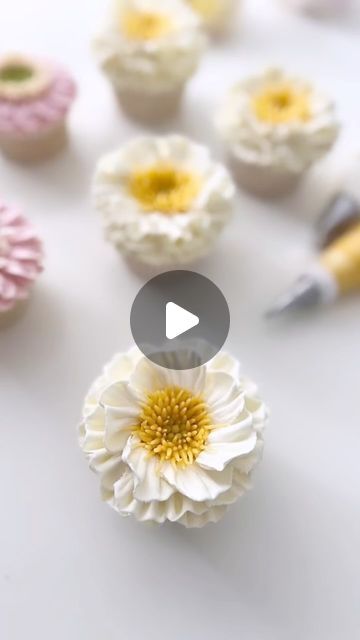 Flowers Icing Tutorial, How To Do Icing Flowers, Flower Petal Cupcakes, How To Pipe Wildflowers On Cake, Buttercream Cupcake Flowers, How To Flower Cupcakes, Flower Frosting Tutorial, How To Make Flowers On Cupcakes, Mini Cupcake Flowers