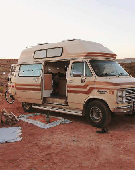 Next on our list of van life ideas is wooden cladding. This is becoming a popular way to build out the interior of your campervan, and I can see why, the rustic wood really gives the impression of being in a rustic cabin in the forest, not of being in a campervan. It is also a practical way to build the interior walls of your campervan Van Life Ideas, Cabin On Wheels, Bil Camping, Van Builds, Old Van, Van Kitchen, Vans Painted, Camper Van Life, Interior Boho