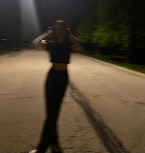 Road Pictures Night Poses, Night Pictures Poses, Nighttime Photoshoot Ideas, Night Pictures Instagram, Night Photo Ideas, Nightcore Aesthetic, Outdoor Photoshoot Inspiration, Night Photoshoot, Street Pics