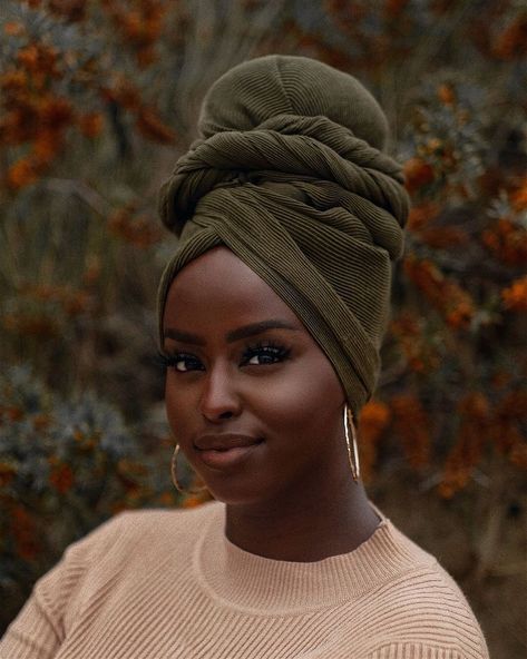 Headwrap Styles, African Head Scarf, Headwrap Hairstyles, Natural Hair Weaves, Sunkissed Skin, Head Wrap Styles, Hair Wrap Scarf, Jersey Hijab, Dark Skin Beauty