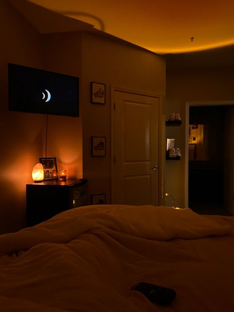 Dim Lighting Bedroom Aesthetic, Bedroom Sunset Aesthetic, Dark Beach Room Aesthetic, Dim Room Lighting, Cozy Room Night Aesthetic, Bedroom With Sunset Lamp, Sunset Lamp In Room, Dark Orange Room Aesthetic, Warm Lighting Apartment Aesthetic