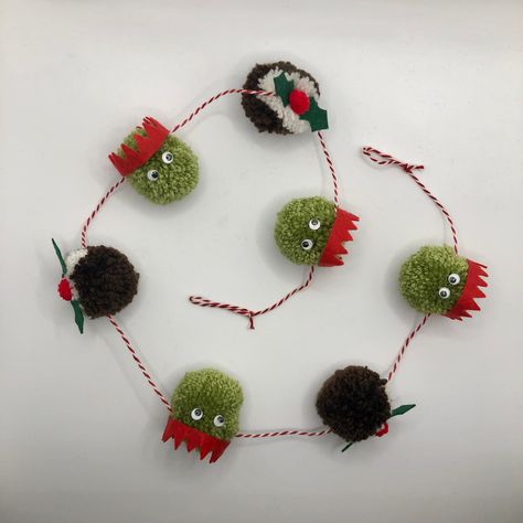 Christmas Pom Pom Crafts, Natural Christmas Ornaments, Christmas Pom Pom, Pom Pom Wreath, Christmas Decorations For Kids, Homemade Christmas Decorations, Diy Pom Pom, Pom Garland, Fun Christmas Crafts