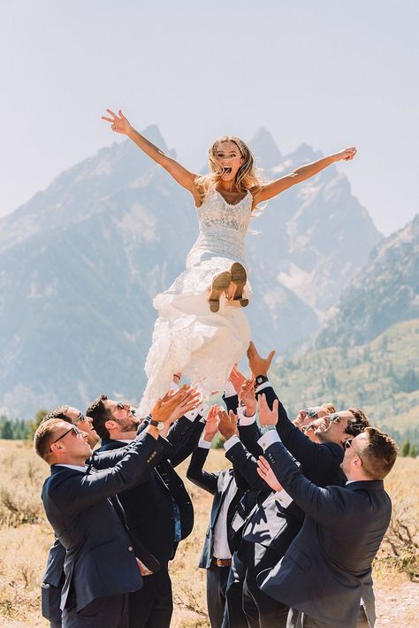 Groomsmen Holding Bride, Wedding Photos Bride And Groomsmen, Bride And Groomsmen Pictures Funny, Bride With Groomsmen Pictures Funny, Bride And Groomsmen Photos, Groomsmen Throwing Bride, Fun Bridal Party Pictures, Wedding Day Pictures With Bridesmaids, Bridesmaids Groomsmen Photos