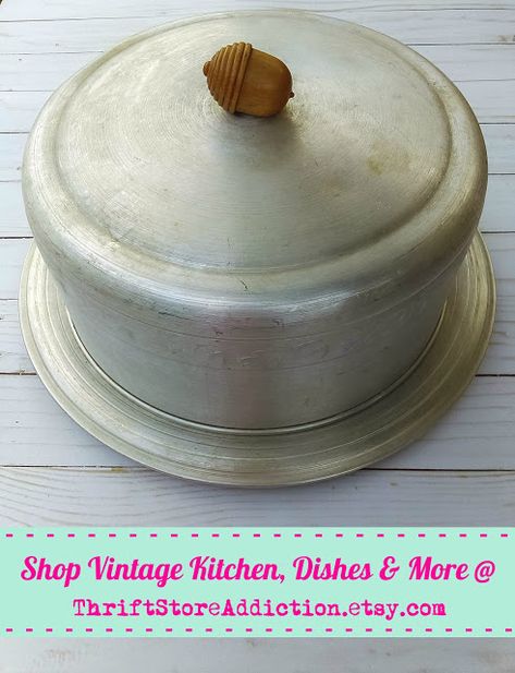 Acorn Cake, Antique Hoosier Cabinet, Vintage Cake Pans, Cake Carriers, Retro Desserts, Vintage Cake Plates, How To Clean Rust, Cake Dome, Acorn And Oak