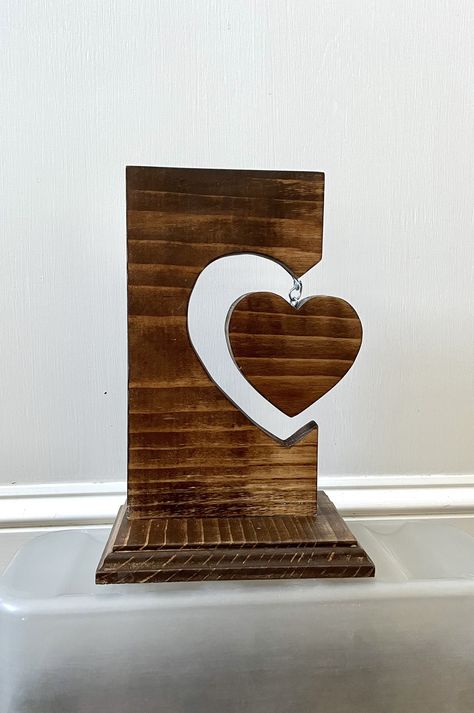 Stained wooden hanging heart shelf decoration. Wooden Hearts Crafts, Valentine Wood Crafts, Heart Shelf, Scrap Wood Crafts, Wood Art Projects, Wood Projects That Sell, Wood Scraps, Small Woodworking Projects, Diy Wooden Projects