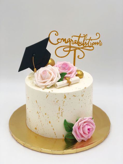 Cakes For Graduation Party, Birthday Graduation Cakes, Simple Cake For Graduation, Cakes For Graduation High School, Single Tier Graduation Cake, Graduation Theme Cake Ideas, One Tier Graduation Cake, Graduation Cake Designs 2023, Simple Graduation Cakes 2023